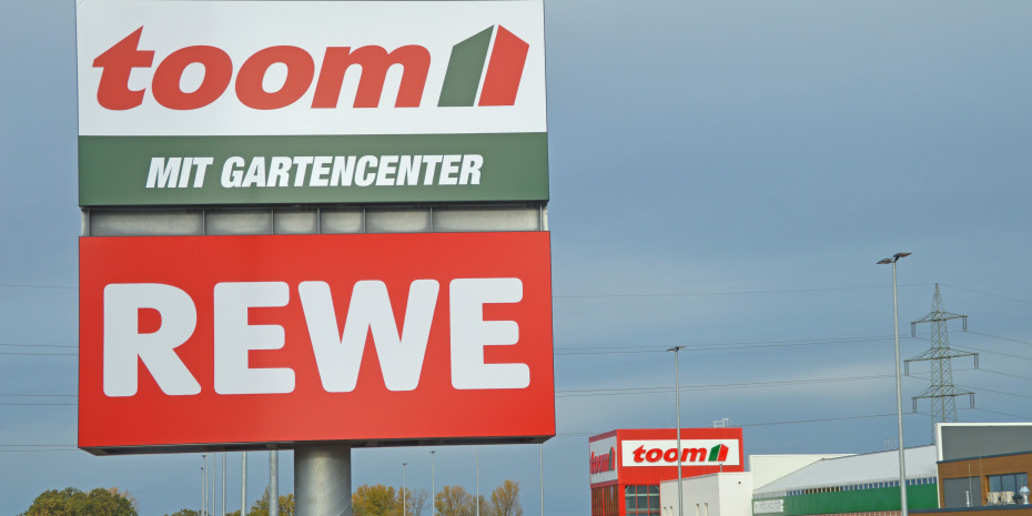 Ein Konzern, zwei Lösungen: Die Rewe hat als erster Lebensmittelhändler in Deutschland zum Juli 2022 die Verteilung von Prospekten eingestellt. Ihre Baumarktvertriebslinie Toom hält weiterhin daran fest.