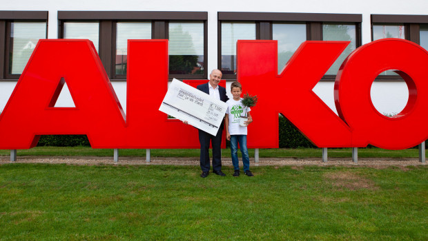 Der 10-jährige Plant-for-the-Planet-Botschafter Jonas nahm die Spende von Al-Ko Gardentech-Geschäftsführer Sergio Tomaciello in Kötz entgegen.