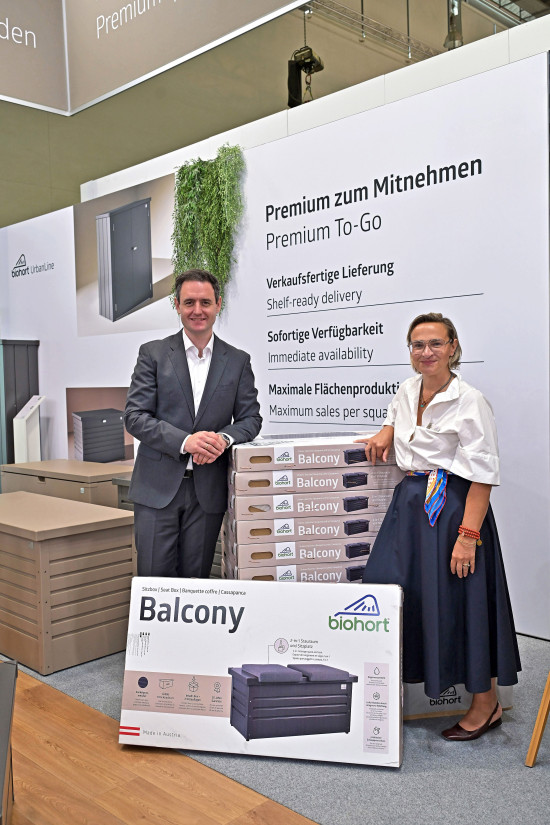 Geschäftsführer Dr. Maximilian Priglinger und Dr. Gerlinde Leichtfried, Leiterin Marketing & E-Commerce, sind von der Sitzbox Balcony als Mitnahmeartikel überzeugt.