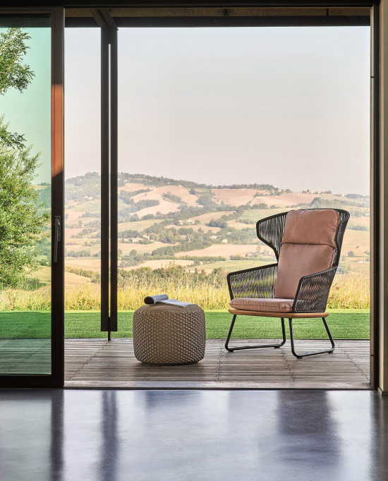 Poufs runden teils exotisch anmutende Designs ab und sorgen für eine wohnliche Atmosphäre.