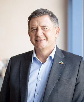 Erich Harsch wird als Nachfolger von Steffen Hornbach Vorstandsvorsitzender der Hornbach Baumarkt AG. Erich Harsch wird als Nachfolger von Steffen Hornbach Vorstandsvorsitzender der Hornbach Baumarkt AG.