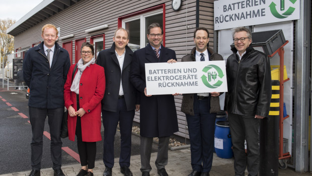 Vorstellung des neuen Sammelstellen-Logos. V.l.n.r.: Benjamin Peter (Handelsverband Deutschland), Jana Stange (Handelsverband Heimwerken Bauen und Garten), Tim Bagner (Deutscher Städtetag), Florian Pronold (Bundesministerium für Umwelt, Naturschutz und nukleare Sicherheit), Alexander Goldberg (Stiftung Elektro-Altgeräte Register),Georgios Chryssos (Stiftung GRS Batterie)“ Quelle: G2 Projekt/Eva Häberle Vorstellung des neuen Sammelstellen-Logos. V.l.n.r.: Benjamin Peter (Handelsverband Deutschland), Jana Stange (Handelsverband Heimwerken Bauen und Garten), Tim Bagner (Deutscher Städtetag), Florian Pronold (Bundesministerium für Umwelt, Naturschutz und nukleare Sicherheit), Alexander Goldberg (Stiftung Elektro-Altgeräte Register),Georgios Chryssos (Stiftung GRS Batterie)“ Quelle: G2 Projekt/Eva Häberle