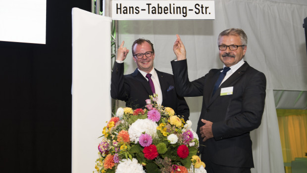 Hauptgeschäftsführer Simon Tabeling (l.) und Vechtas Bürgermeister Helmut Gels freuen sich über den neuen Straßennamen, der an den Hawita-Gründer Hans Tabeling erinnert. Foto: Imke Folkerts