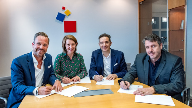 Philipp Ferger und Julia Uherek, Bereichsleiter Consumer Goods Fairs Messe Frankfurt (v.l.) sowie Carlos Clur, President, und Mariano Botindari, CFO Grupo Eletrolar, arbeiten künftig zusammen.&nbsp;