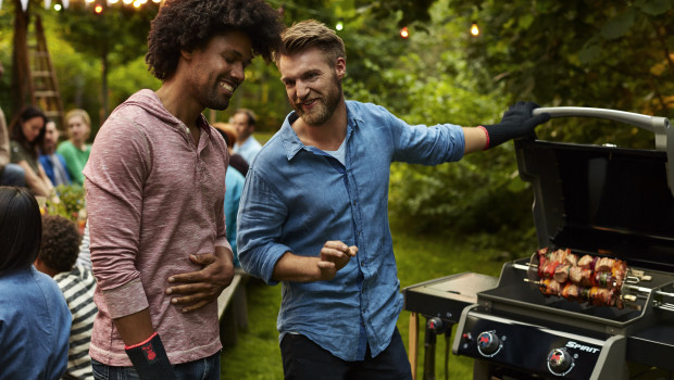 Hipster und andere Grillfans können nach der Übernahme des entsprechenden iDevices-Sortiments in der Weber-Welt auch vernetzt grillen. Hipster und andere Grillfans können nach der Übernahme des entsprechenden iDevices-Sortiments in der Weber-Welt auch vernetzt grillen.