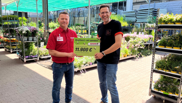 Carsten Heinrich (Marktleiter Toom Berlin-Friedrichshain) hat die Spende der Aktion zum Tag der Biene an Christian Wolf (Teamleiter Fundraising der Heinz Sielmann Stiftung) übergeben.