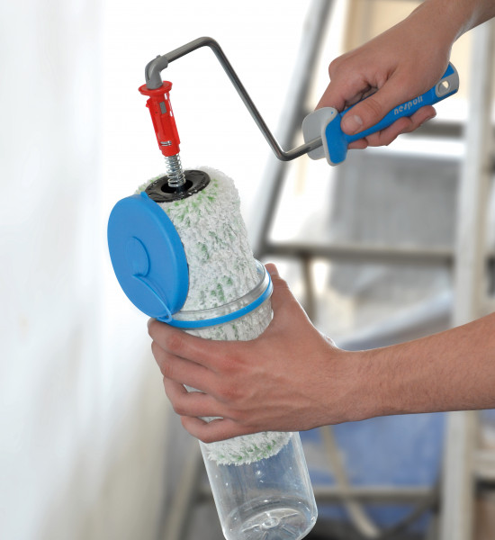 Die Walze lässt sich mit einem Klick vom Bügel lösen und in der Aufbewahrungsbox verstauen.&nbsp;