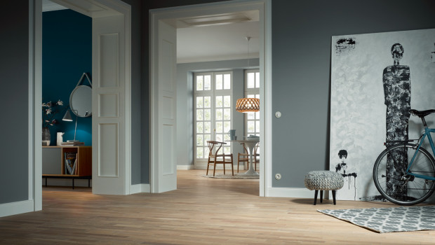 Ob Bodenbeläge oder Möbel - Holz bleibt beliebt. Ob Bodenbeläge oder Möbel - Holz bleibt beliebt.