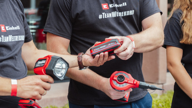 Die Teilnehmer reichten den Akku an den Nachbarn weiter.&nbsp;