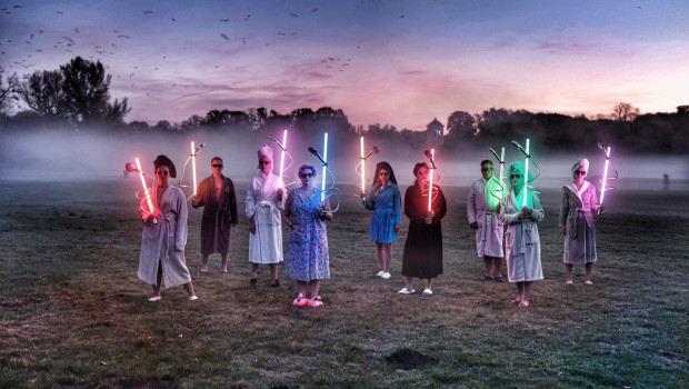 Die LED-Duschstange wurde auf etwas ausgefallene Weise künstlerisch in Szene gesetzt. &nbsp;