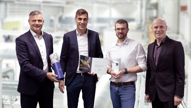 Thomas Keller (LGT, von links), Markus Schweizer (EY), Wiha-CEO Wilhelm Hahn sowie Daniel Käshammer (EY) kamen zur Übergabe von Präsent, Urkunde und Pokal in Schonach zusammen.