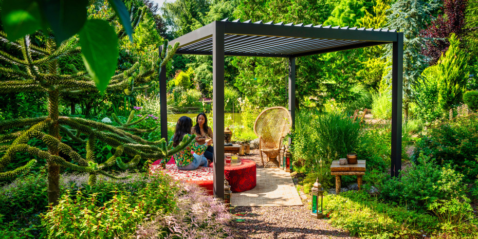 Mit ihren verstellbaren Lamellen machen die Pergolen den Außenbereich bei verschiedensten Wettersituationen nutzbar.&nbsp;