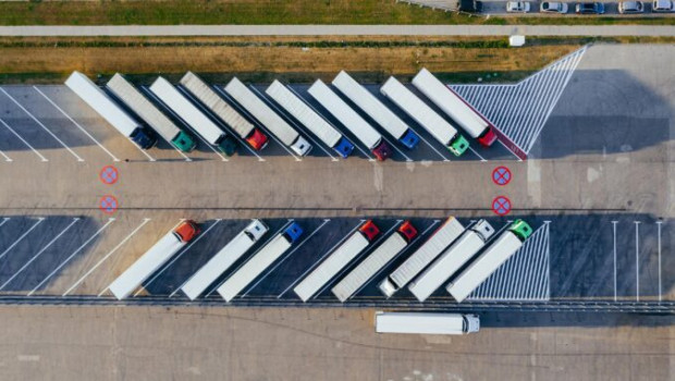 Beispielbild: Lkw-Parkplatz an einer Autobahn.&nbsp;