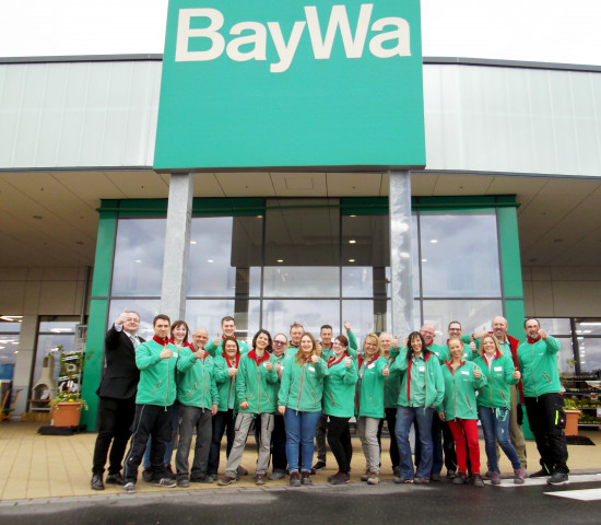 Stolze Belegschaft vor Baumarkt II: Baywa-Neueröffnung in Hanau. Stolze Belegschaft vor Baumarkt II: Baywa-Neueröffnung in Hanau.