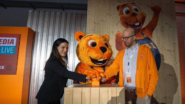Patricia Grundmann und Sebastian Gundel gaben gemeinsam mit dem Obi-Biber die Umfirmierung der Obi First Media Group bekannt.