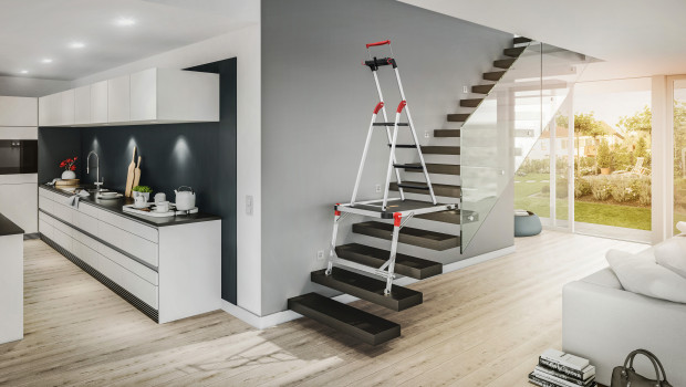Ein Treppenpodest mit Leiter von Hailo.