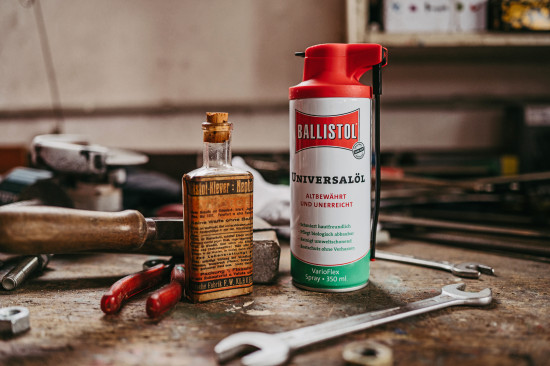 Alt und neu nebeneinander: Ballistol Univer-salöl wird immer noch nach der bewährten alten Rezeptur hergestellt. &nbsp;