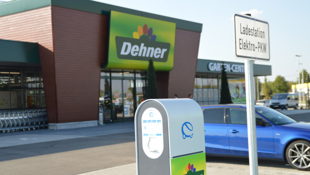 Vor dem neuen Markt hat Dehner eine Ladestation für Elektroautos und E-Bikes installiert. Vor dem neuen Markt hat Dehner eine Ladestation für Elektroautos und E-Bikes installiert.