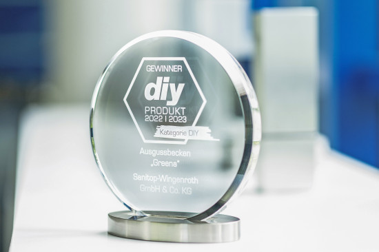 Der Pokal fand sofort einen Platz auf einer Vitrine am Eingang des Stammsitzes des Unternehmens in Warendorf. Der Pokal fand sofort einen Platz auf einer Vitrine am Eingang des Stammsitzes des Unternehmens in Warendorf.