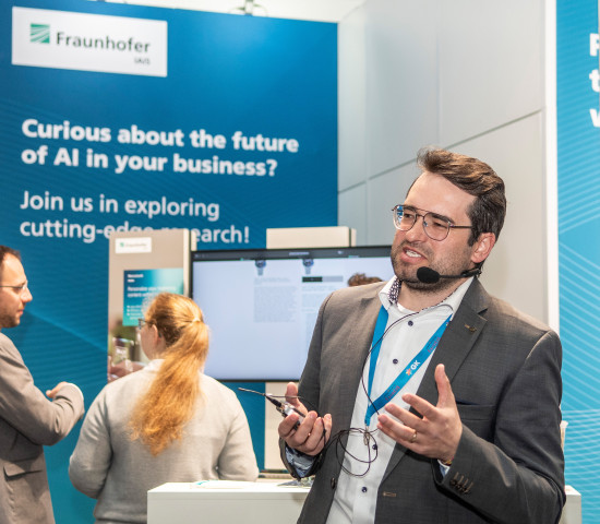 Dr. Tim Wirtz stellt die KI-Lösungen des Fraunhofer-Instituts für Intelligente Analyse- und Informationssysteme vor.&nbsp;