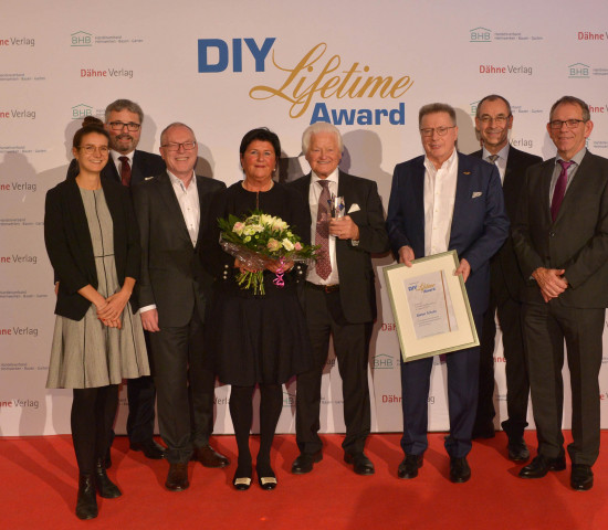Der Preisträger im Kreise der Initiatoren des Lifetime Awards (v. l.): Anna Hackstein (IVG), Peter Wüst (BHB), Ralf Bartsch (BHB), Herta und Dieter Schulz, Erich Huwer (Globus), Marc Dähne (Dähne Verlag) und Ralf Rahmede (HHG). Der Preisträger im Kreise der Initiatoren des Lifetime Awards (v. l.): Anna Hackstein (IVG), Peter Wüst (BHB), Ralf Bartsch (BHB), Herta und Dieter Schulz, Erich Huwer (Globus), Marc Dähne (Dähne Verlag) und Ralf Rahmede (HHG).