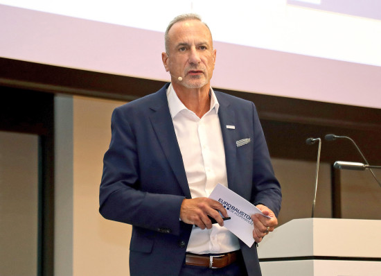 Dr. Eckard Kern, Vorsitzender der Geschäftsführung, warb eindringlich dafür, die professionellen Leistungen der Zentrale in Anspruch zu nehmen.