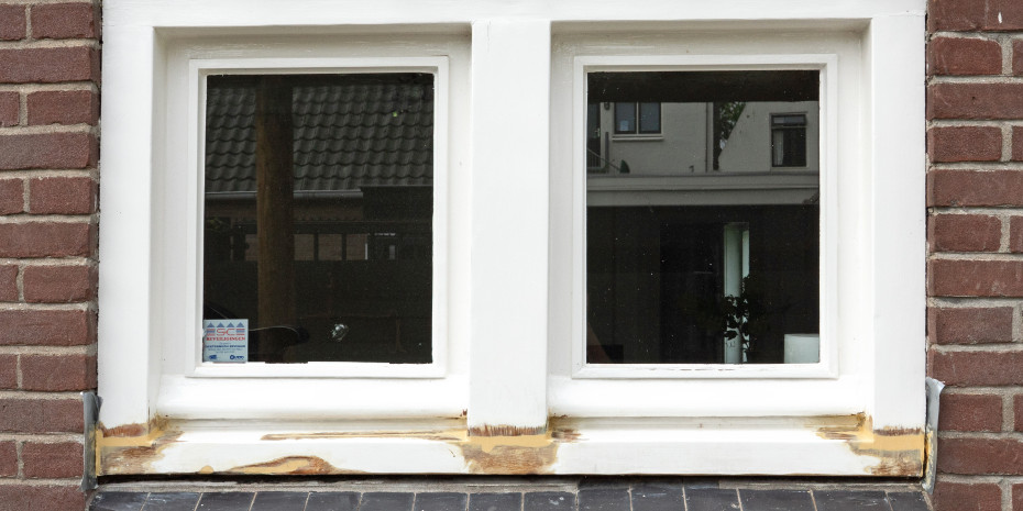 Mit den Produkten von Eazyfix lassen sich von Holzfäule betroffene Fenster wieder streichbereit machen.