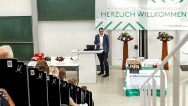 Bostik bei akademischer Feier