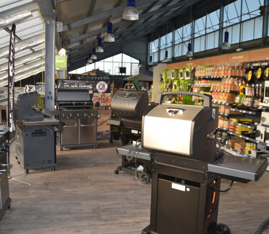 Das Grillsortiment wird auf der Empore präsentiert.