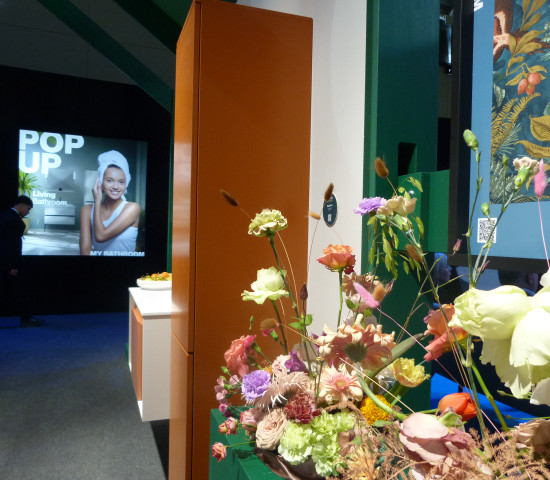Die Ausstellung „Pop up my Bathroom“ zeigte Bad-Trends wie bunte Möbel, Tapeten, Pflanzen und weitere wohnliche Gestaltungselemente.&nbsp;