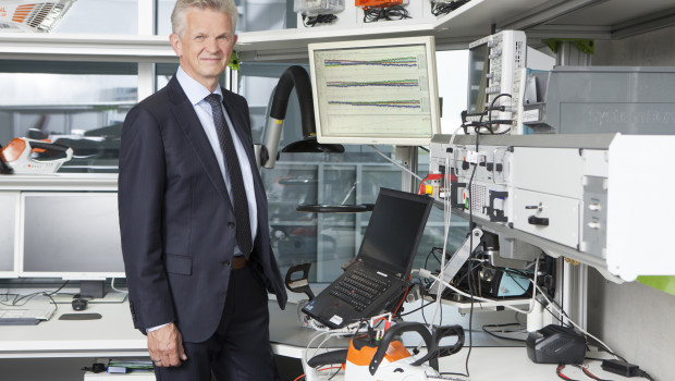 Die Stihl-Gruppe rechnet mit einem Umsatzrekord im 90. Firmenjahr. Ein Wachstumsfaktor sind die neuen Akku-Produkte, die der Vorstandsvorsitzende Dr. Bertram Kandziora in den eigenen Elektroniklaboren in Waiblingen präsentierte.