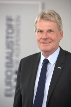 „Der deutsche Konjunkturmotor Bau läuft nach langer Zeit wieder auf vollen Touren“, so Ulrich Wolf, Vorsitzender der Eurobaustoff-Geschäftsführung. „Der deutsche Konjunkturmotor Bau läuft nach langer Zeit wieder auf vollen Touren“, so Ulrich Wolf, Vorsitzender der Eurobaustoff-Geschäftsführung.