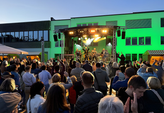 Die Wolfcraft-Belegschaft feiert&nbsp;zu Livemusik der Band Paveier.