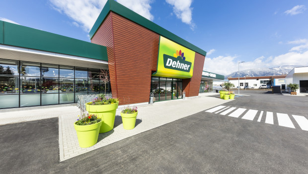 Das neue Gartencenter hat die Dehner-typische Eingangsfassade in Holzoptik. Foto: Rene Vidalli