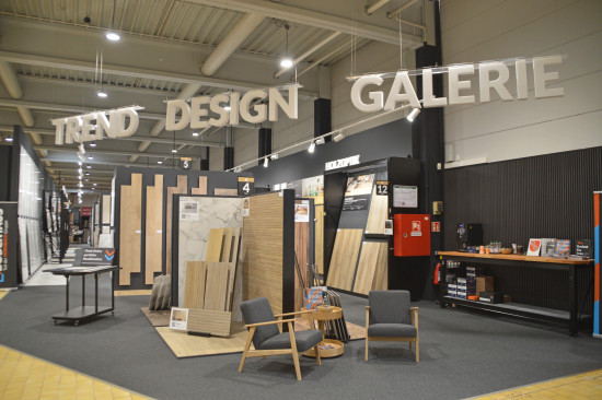 Sehr schick: Die Trend-Design-Galerie. Auf Schwarz wirken sowohl Fliesen als auch Holzböden einfach besser, sagen die Konzeptplaner.