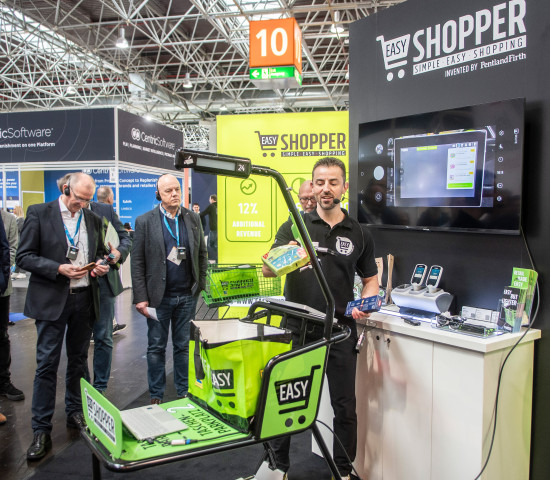 Joszef Gabor führt das Einkaufen mit dem Easy Shopper vor.&nbsp;