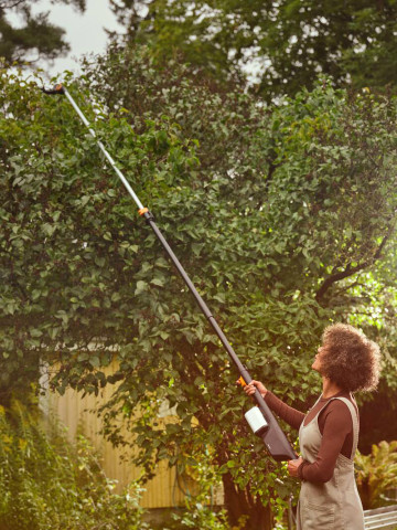 Bei der Schneidgiraffe und Astschere erhalten Kunden im Rahmen des Startangebots zwei Akkus dazu.
