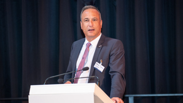 Auf der Gesellschafterversammlung der Eurobaustoff hat Dr. Eckard Kern, Vorsitzender der Geschäftsführung, eine Rede zum Thema „Den Wandel gestalten“ gehalten. Auf der Gesellschafterversammlung der Eurobaustoff hat Dr. Eckard Kern, Vorsitzender der Geschäftsführung, eine Rede zum Thema „Den Wandel gestalten“ gehalten.