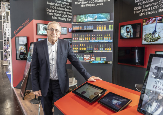 Werner Vogt von Permaplay hatte LCD-Displays im Gepäck.