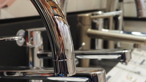 Sanitärarmaturen in einem toom-Baumarkt. Sanitärarmaturen in einem toom-Baumarkt.