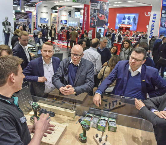 Wer nicht vor Ort dabei sein kann, hat die Möglichkeit, die Iron Scouts zu nutzen. Sie vertreten digital zugeschaltete Aussteller auf dem Messegelände. Wer nicht vor Ort dabei sein kann, hat die Möglichkeit, die Iron Scouts zu nutzen. Sie vertreten digital zugeschaltete Aussteller auf dem Messegelände.