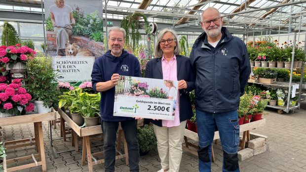 Spendenübergabe an die Tafel Ahrensburg (v. l. n. r.): Tafel-Vorsitzender Holger Pruß, Dehner-Marktleiterin Martina Theinert und Dierk Tonnemacher von der Tafel Ahrensburg.