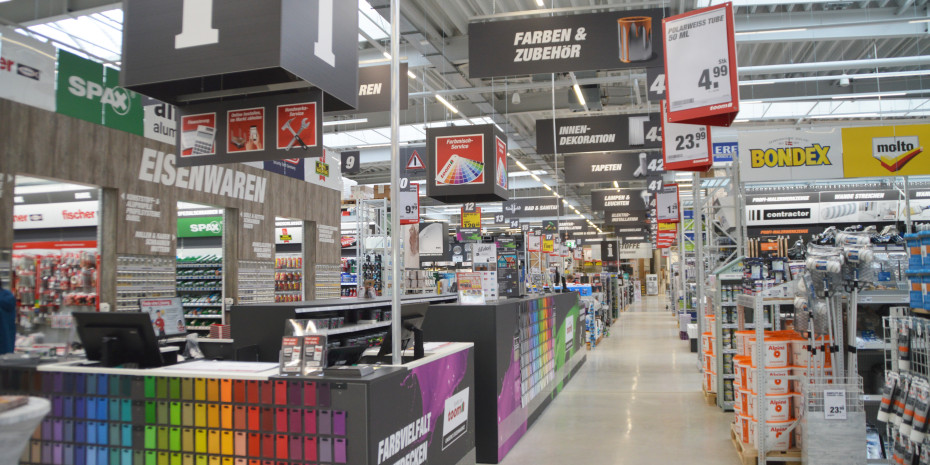 Der Hauptgang verschafft Überblick und bündelt die Servicetheken. Mit dem Farbmischcenter geht‘s los.&nbsp;