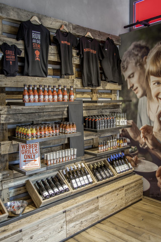 Das Angebot umfasst sämtliche Sortimente von Grills über Zubehör bis zu Merchandise-Artikeln. Das Angebot umfasst sämtliche Sortimente von Grills über Zubehör bis zu Merchandise-Artikeln.