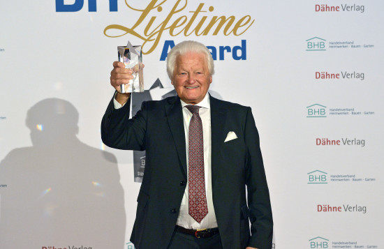 Dieter Schulz wurde im Jahr 2018 mit dem DIY-Lifetime-Award für sein Lebenswerk geehrt. Dieter Schulz wurde im Jahr 2018 mit dem DIY-Lifetime-Award für sein Lebenswerk geehrt.