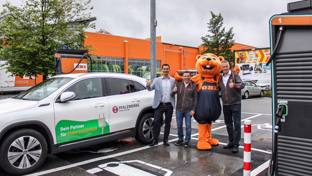 Florian Dommel (von links), Bereichsleiter E-Mobility Pfalzwerke, Michael Blank, Obi Wermelskirchen, und Hendrik Voigt, Obi Country Manager Deutschland, bei der Einweihung der neuen Schnelllader.