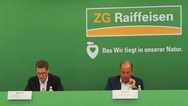 Die Vorstände Lukas Roßhart (r.) und Dr. Holger Löbbert haben auf der Bilanzpressekonferenz Auskunft über die Lage der ZG Raiffeisen Karlsruhe.