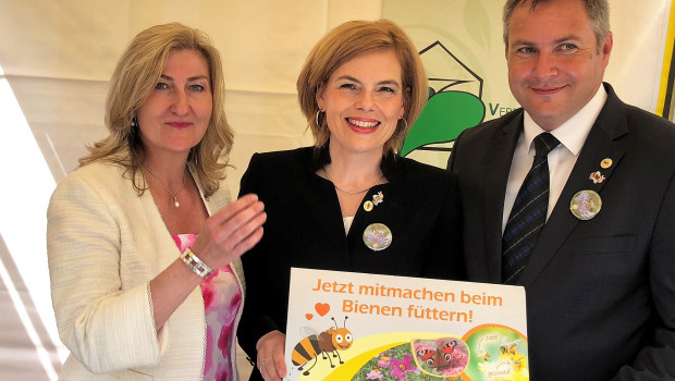 Landwirtschaftsministerin Julia Klöckner (M.) hat zusammen mit der VDG-Präsidentin Martina Mensing-Meckelburg und dem slowenischen Landwirtschaftsminister Dejan Židan die diesjährige Bienenaktion gestartet. Landwirtschaftsministerin Julia Klöckner (M.) hat zusammen mit der VDG-Präsidentin Martina Mensing-Meckelburg und dem slowenischen Landwirtschaftsminister Dejan Židan die diesjährige Bienenaktion gestartet.