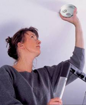 Mittlerweile haben alle Bundesländer den Brandschutz durch Meldegeräte gesetzlich vorgeschrieben. Mittlerweile haben alle Bundesländer den Brandschutz durch Meldegeräte gesetzlich vorgeschrieben.