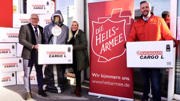 Frank Bauendahl (von links, Spendenbetreuer bei der Heilsarmee) nahm die Spende von Linda Korinth (regionale Geschäftsführerin bei Bauhaus) und Daniel Littmann (Geschäftsleiter Bauhaus-Fachcentrum Köln-Kalk) entgegen.&nbsp;